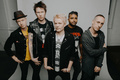 SUM 41、NYブルックリンの小さなバーでのライヴ映像&METALLICAメドレーのスタジオ・ライヴ映像公開!